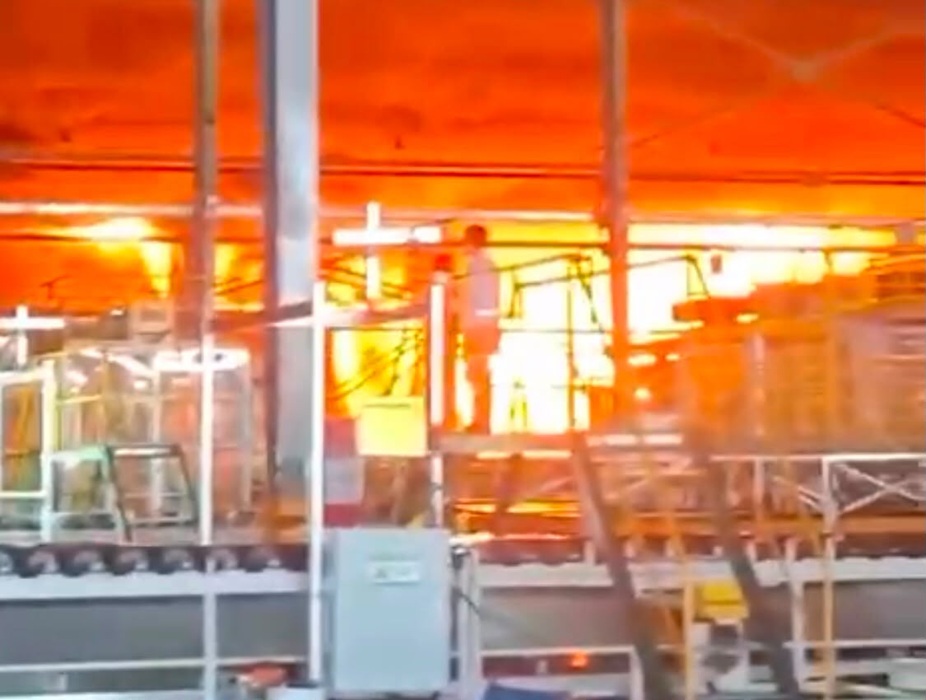 Kebakaran Hebat Hanguskan PT Xinyi Solar di Kawasan JIIPE, Satu Orang Terluka