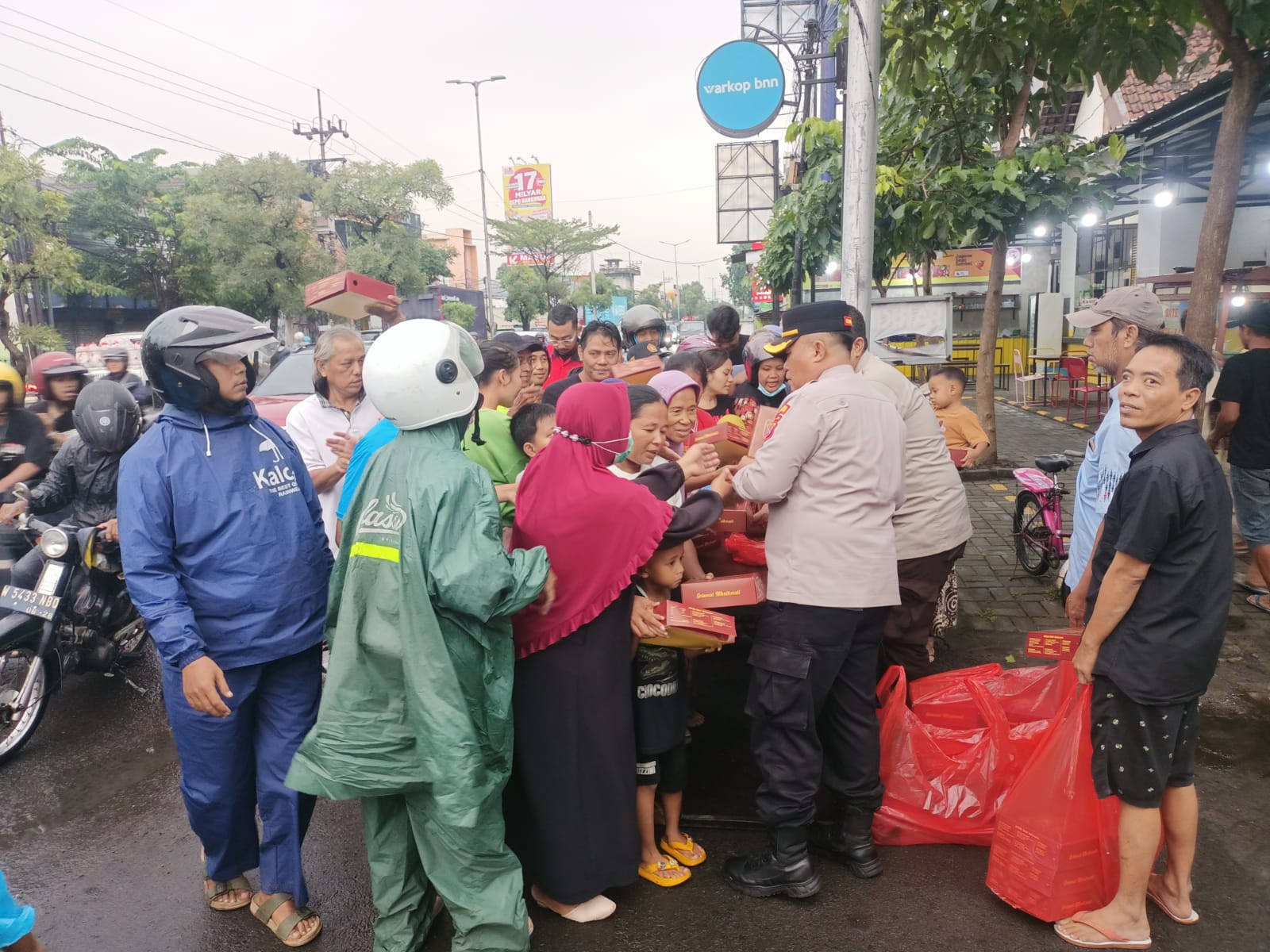 Polsek Gedangan Bagikan Takjil ke Masyarakat dan Pengendara