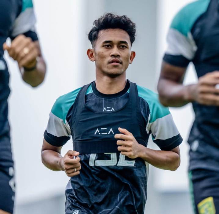 Uston Nawawi Siapkan Strategi Khusus Hadapi Borneo FC di GBT Surabaya