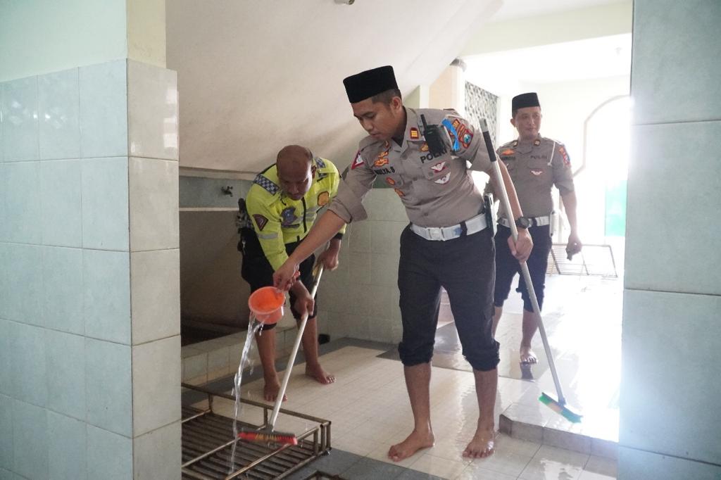 Baksos Religi Sambut HUT Bhayangkara Lalu Lintas, Satlantas Gresik Bersih-Bersih Rumah Ibadah