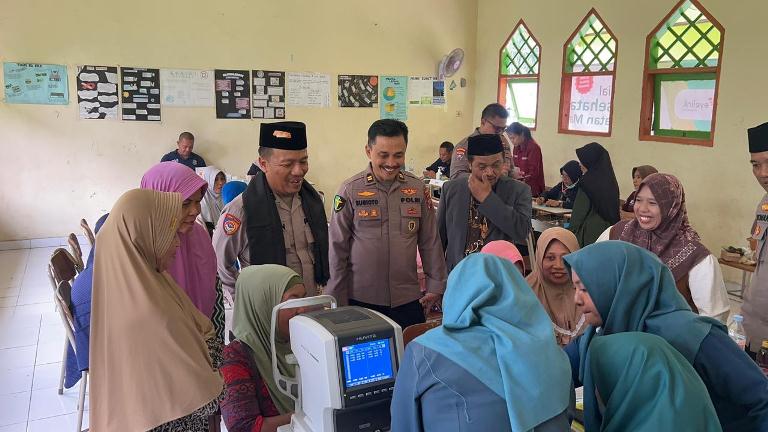 Peduli Kesehatan Santri, Polres Gresik dan BMH Gelar Pemeriksaan Gratis di Ponpes Al Amin
