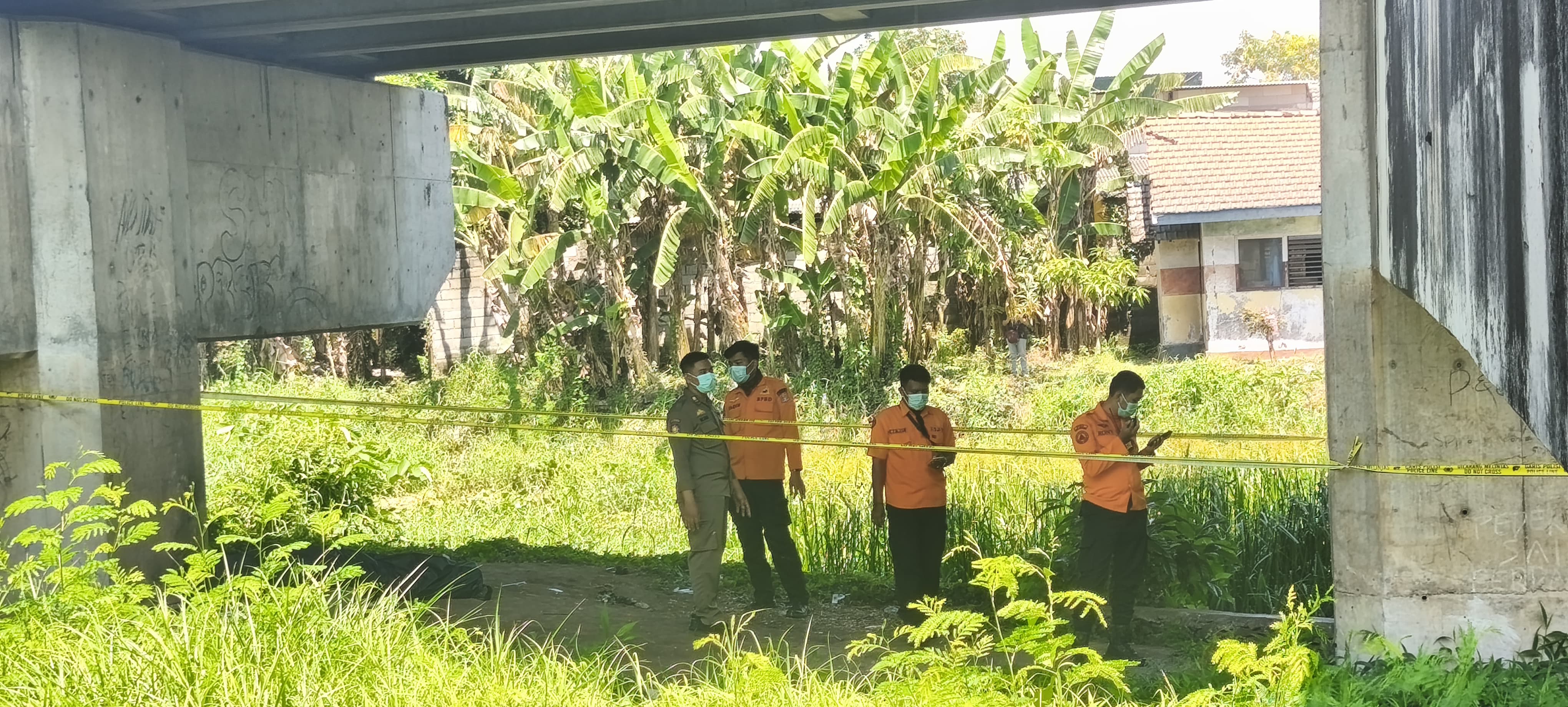 Geger, Jasad Pria Bermulut Cairan Misterius Ditemukan di Bawah Tol Juanda Waru