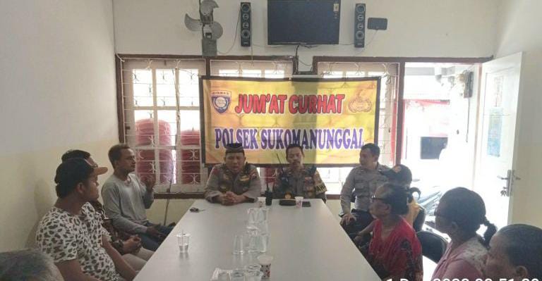 Polsek Sukomanunggal Jumat Curhat Dengarkan Keluhan Warga