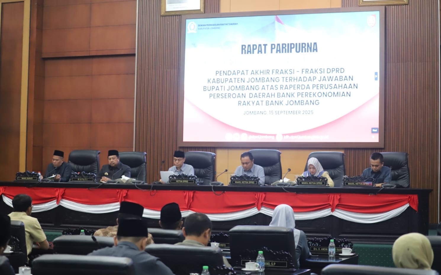 DPRD Jombang Sahkan Raperda Perseroda BPR Bank Jombang Menjadi Perda