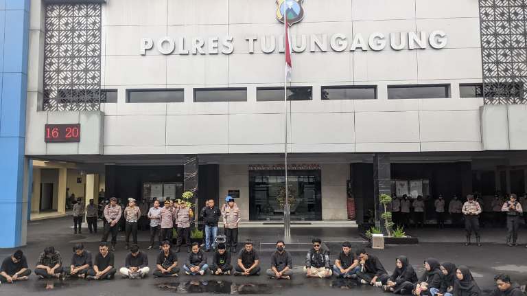 PMII Tulungagung Gelar Aksi Simbolik Berpakaian Hitam di Depan Mapolres