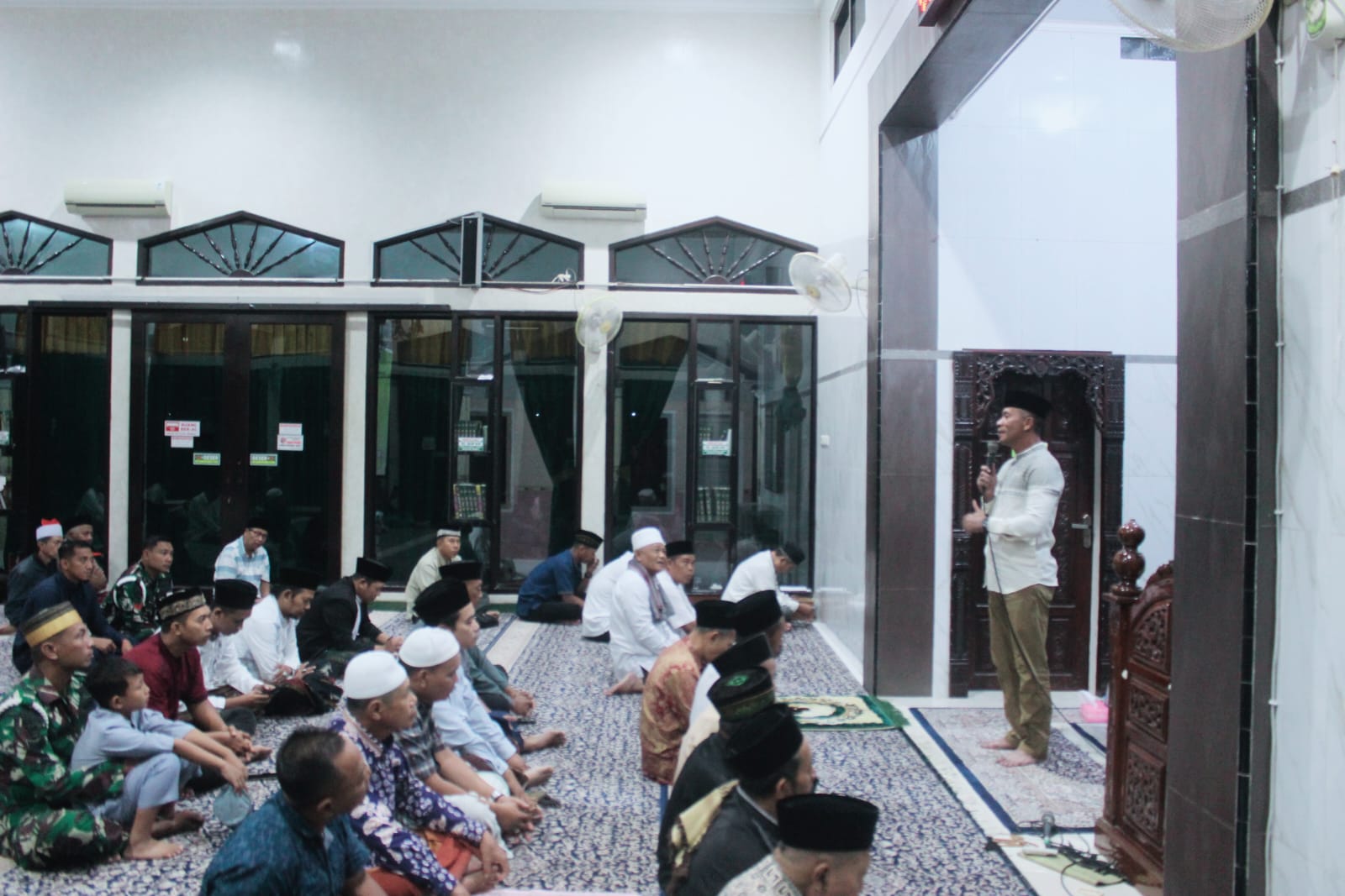 Danbrigif 9 Kostrad Eratkan Silaturahmi Lewat Salat Subuh Berjemaah Bersama Warga Jember