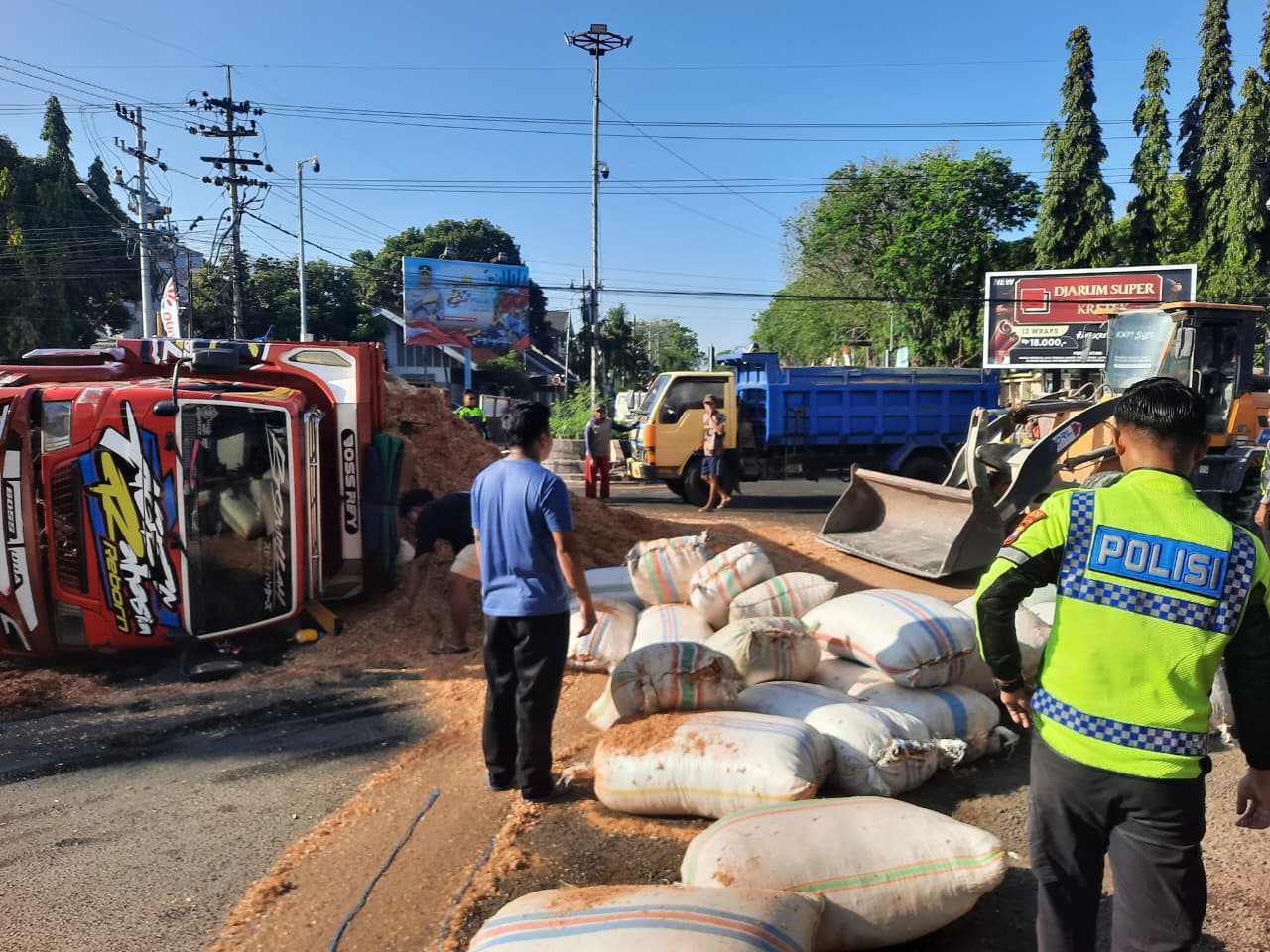 Kecelakaan Tunggal, Truk Serbuk Kayu Terguling di Depan Pos Lantas Situbondo
