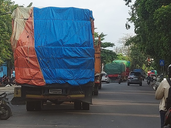  Meski Dilarang, Truk Banyak Parkir dan Bongkar Muat di Pinggir Jalan Perak Timur