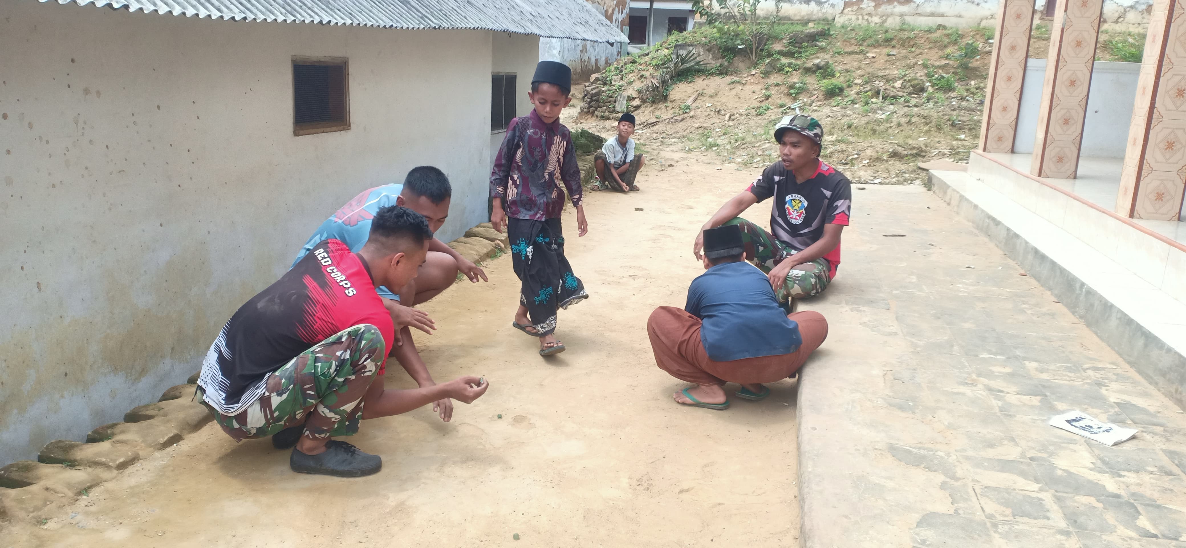 Tawa Kelereng Satgas TMMD dan Santri di Tengah Pembangunan