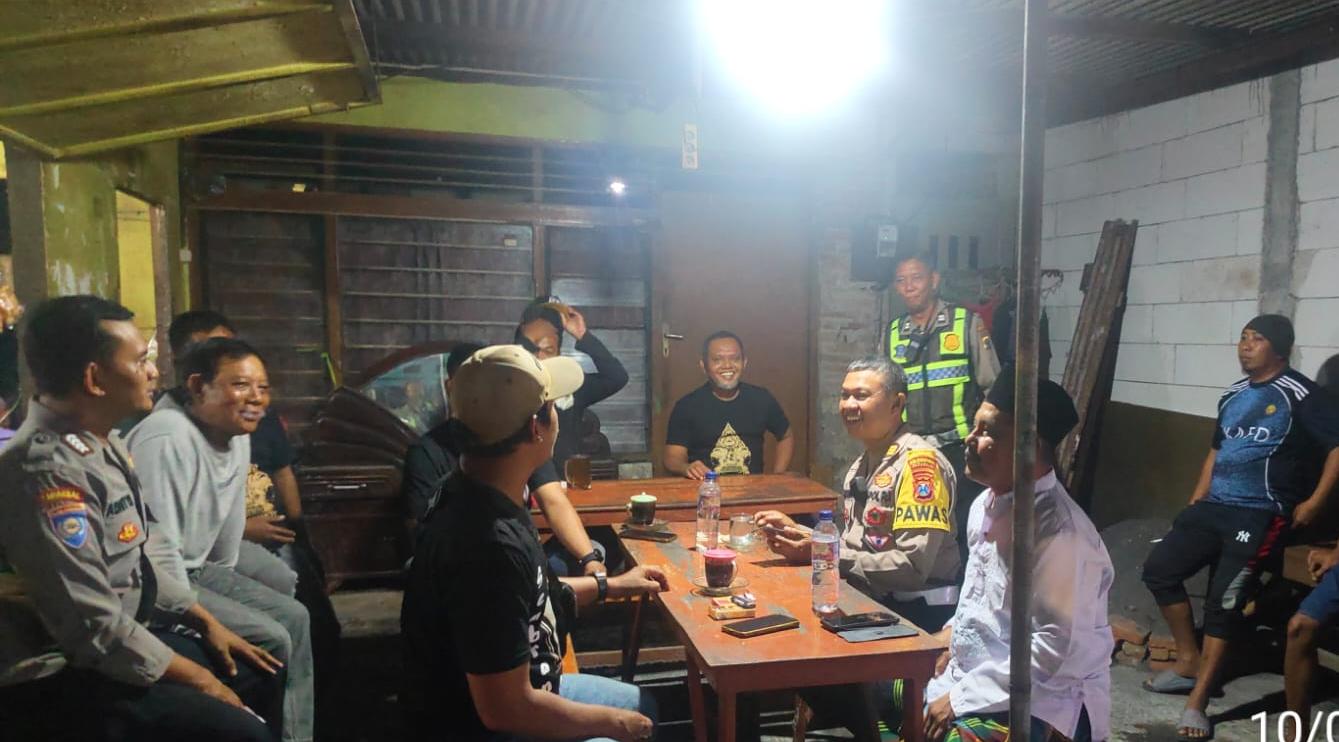 Perkuat Sinergi, Kapolsek Lakarsantri Gelar 'Hoofdbureau Ngobar' Bersama Komunitas Bonek hingga Driver Ojol