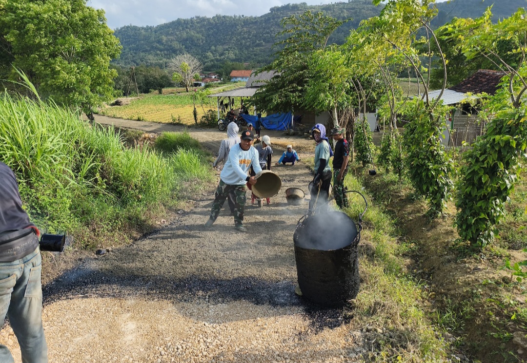Satgas TMMD 127 di Sumenep Wujudkan Jalan Aspal Desa Terpencil 