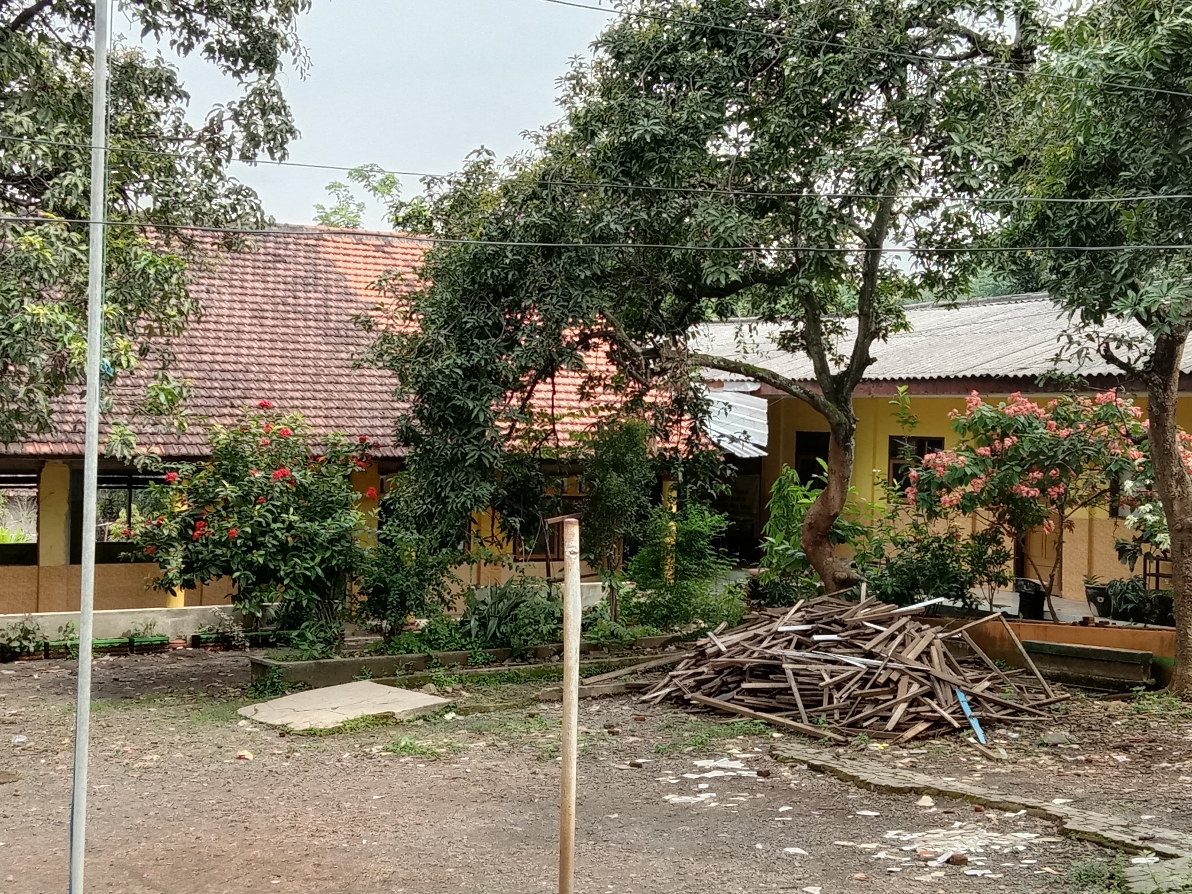 SDN Jeladri I Disegel, Ratusan Siswa Terusir dan Belajar di Madin