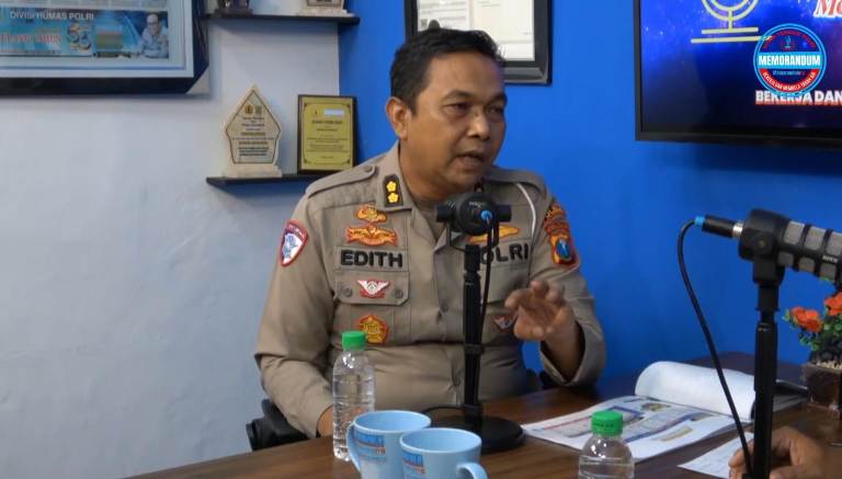 Ditlantas Polda Jatim Beri Hadiah bagi Pengendara Tertib Saat Operasi Zebra Semeru 2025