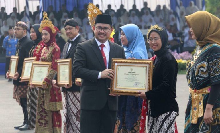 Peringati HGN dan KORPRI, Pemkot Surabaya Serahkan Penghargaan Satyalancana Karya Satya 