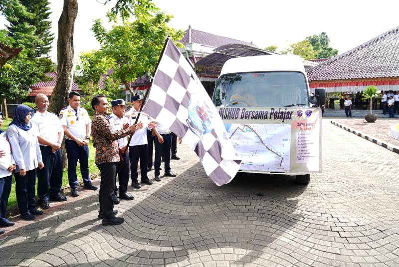 Bupati Bangkalan Launching Bus Sekolah Gratis, Mudahkan Mobilitas dan Jamin Keselamatan Pelajar