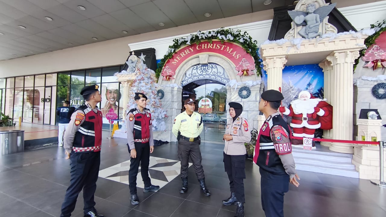 Polisi Sidoarjo Patroli di Pusat Perbelanjaan, Berikan Rasa Aman Nataru