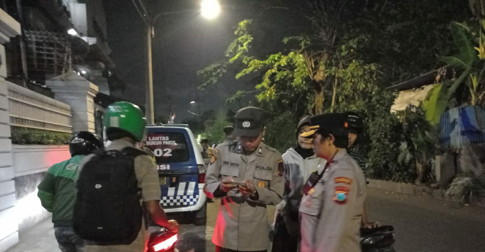 Polsek Dukuh Pakis Intensifkan Patroli Malam, Puluhan Kendaraan Ditilang