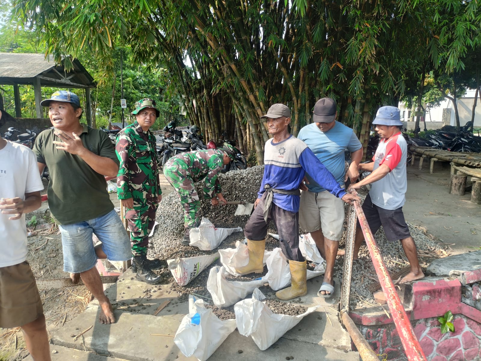Tentara di Kediri Gotong Royong Perbaiki Jalan Masuk TPU Centong