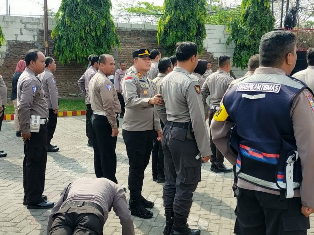 Kapolsek Benowo Cek Kerapian dan Kelengkapan Anggotanya