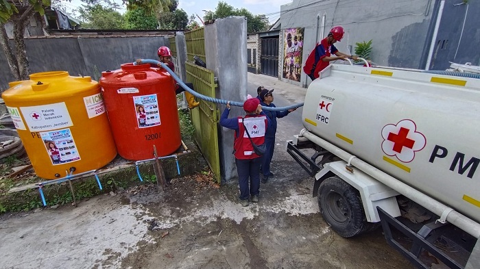 PMI dan ICMI Jember Kirim Tandon Atasi Krisis Air Bersih di Sumbersari