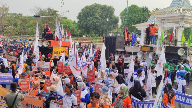 Pemprov dan Buruh Jatim Warnai Peringatan May Day 2025 di Surabaya, Berikut 17 Poin Komitmen Bersama 