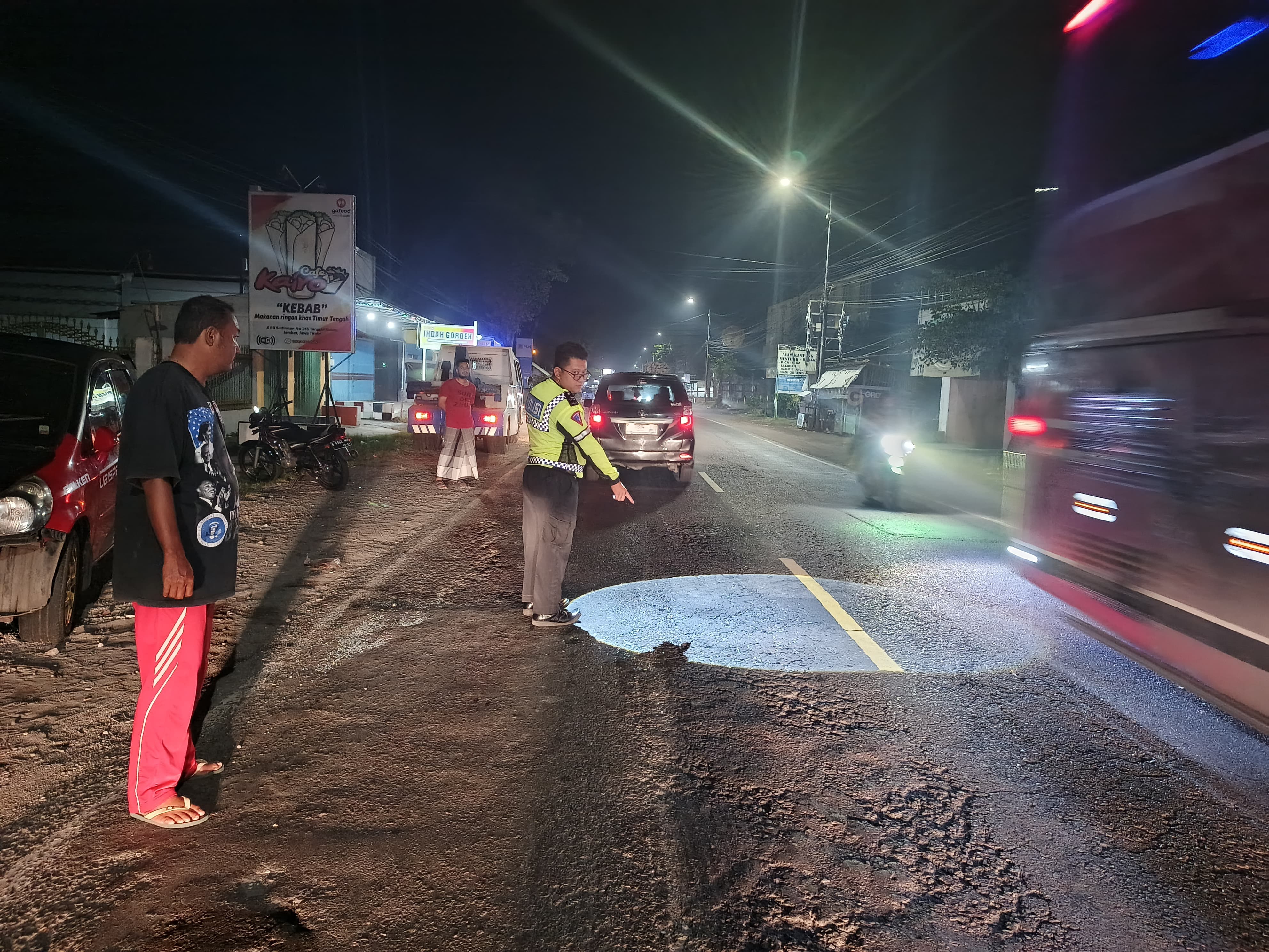 Diduga Kurang Hati-hati Saat Menyalip, Kecelakaan Adu Banteng Terjadi di Jalan Jember-Lumajang