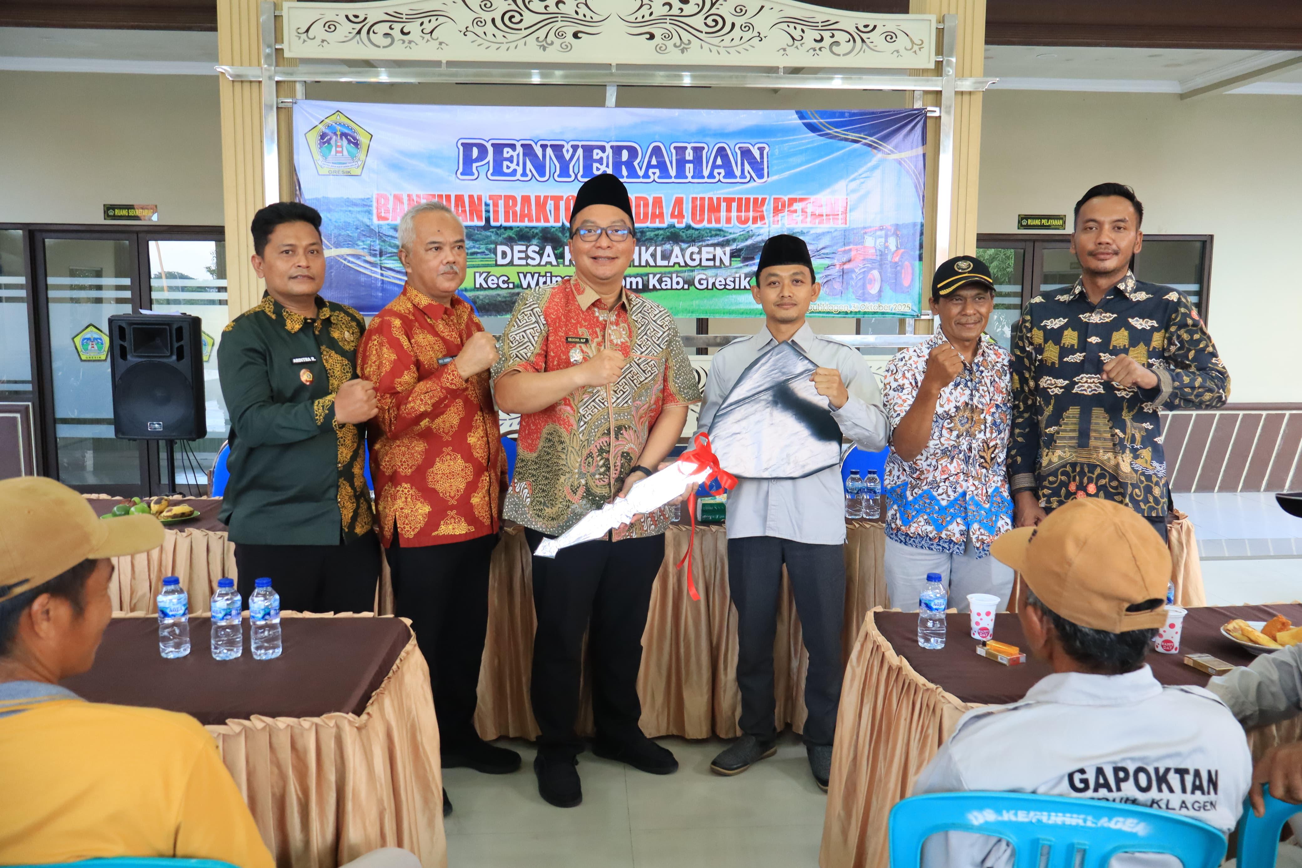 Kunjungi Petani, Wabup Gresik Asluchul Alif Serahkan Bantuan Traktor di Kepuhklagen