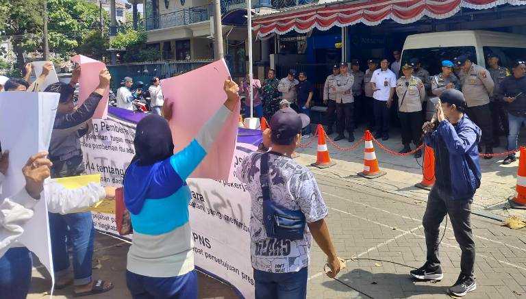 Kapolsek Gayungan Kawal Aksi Unjuk Rasa di BPTD Jatim