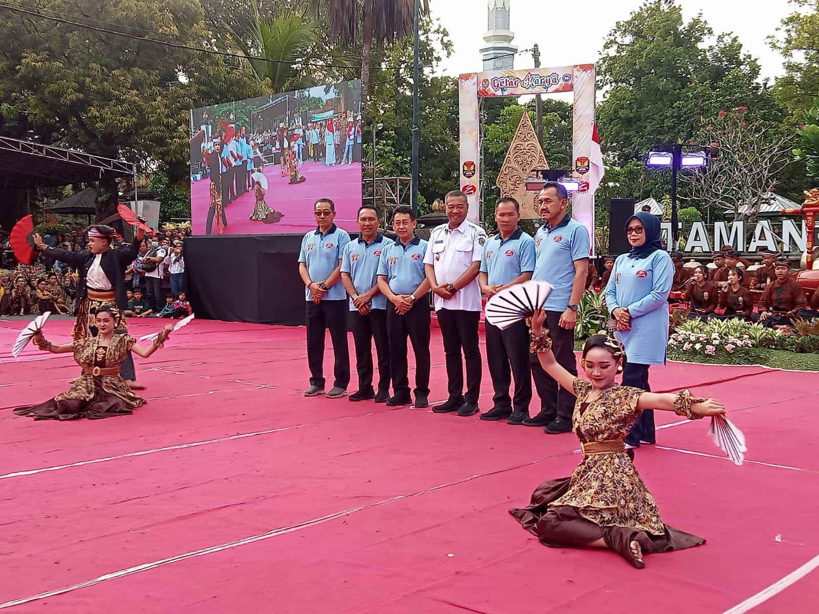 SMPN 2 Tulungagung Tampilkan Tari Nusantara di Titik Nol, Warnai Peringatan Hardiknas dan Hari Tari Dunia