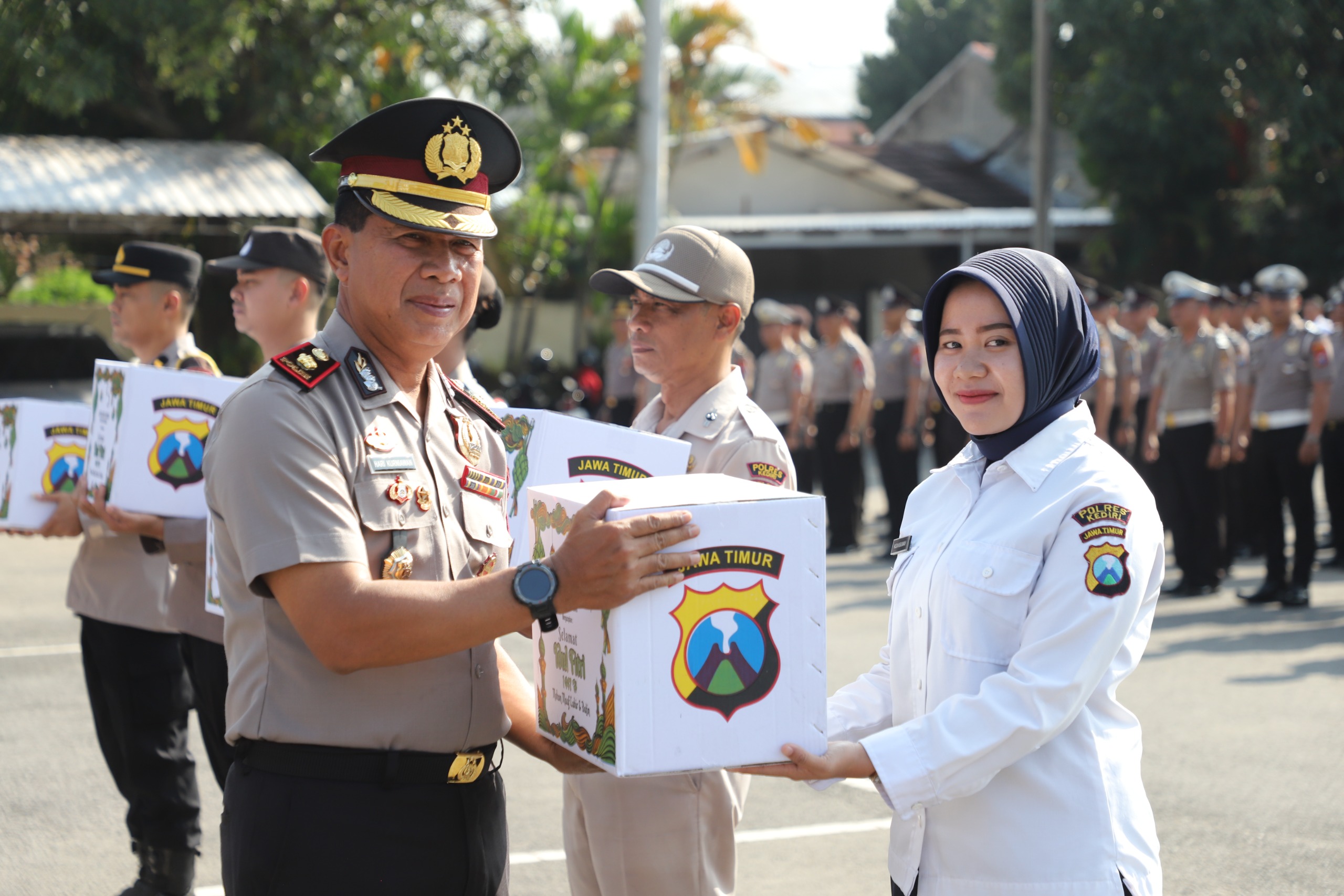 Jelang Idulfitri, Polres Kediri Berbagi Bingkisan Lebaran untuk Anggota