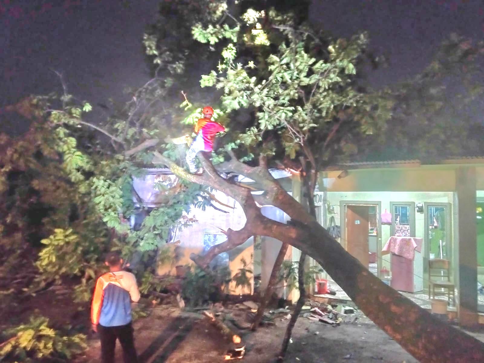 Angin Kencang Terjang Prigen, 5 Rumah dan Gedung LMDH Rusak