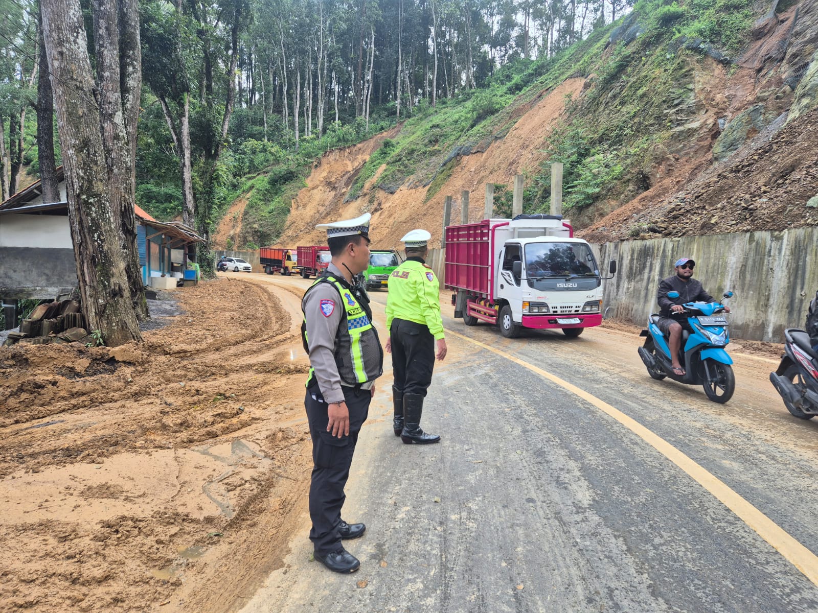Pascalongsor, Satlantas Polres Lumajang Atur Lalu Lintas dan Pasang Rambu di Jalur Rawan Piket Nol