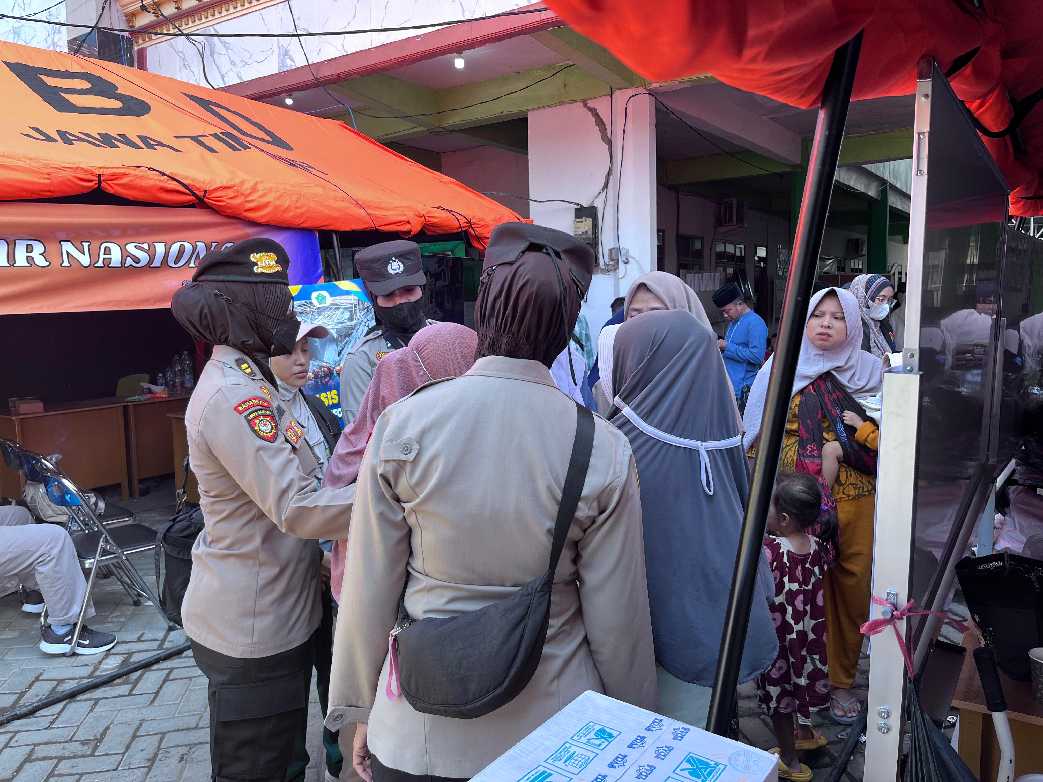 Kanit PPA Satreskrim Polresta Sidoarjo Dampingi Keluarga Korban Tragedi Ponpes Al Khoziny Buduran