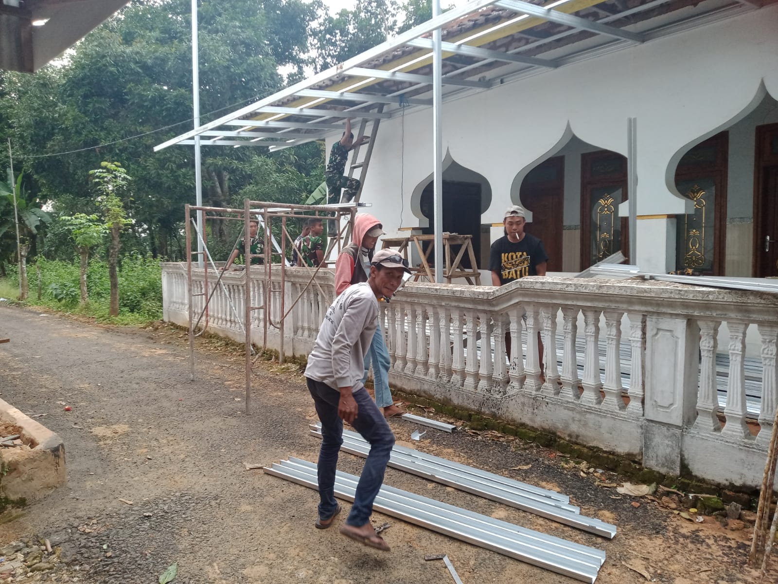 Bersatu dengan Warga, TMMD 127 Bangun Kanopi Masjid