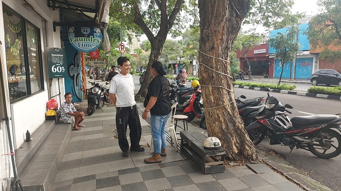 Bandit Motor Gasak Beat Karyawan Toko Sepatu di Dharmawangsa Surabaya