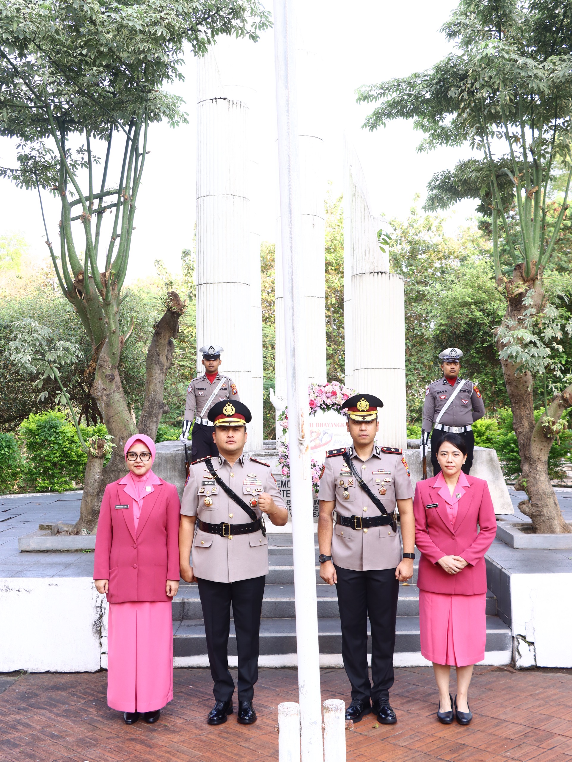Polres Gresik Gelar Ziarah Nasional dan Tabur Bunga di TMP Kebomas Sambut Hari Bhayangkara ke-80