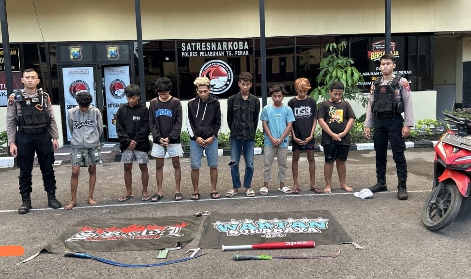 Patroli Presisi Satsamapta Polres Pelabuhan Tanjung Perak Gagalkan Tawuran, 8 Remaja dan Sajam Diamankan