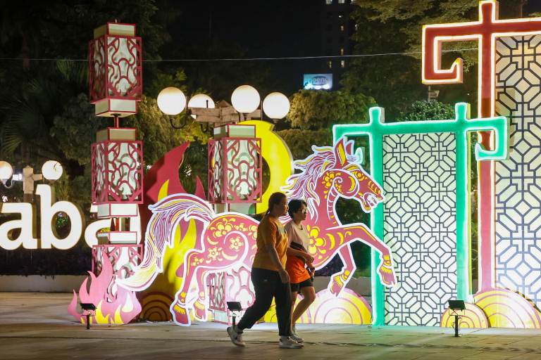 Sambut Imlek 2577, Ornamen Kuda Api Hiasi Balai Kota dan Alun-Alun Surabaya