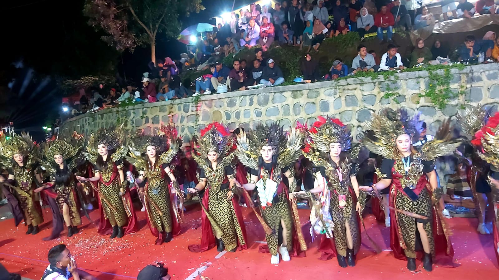 Gemerlap Lighting di Malam Hari Menerangi Sepanjang Jalan Nyawangan Carnival Peringatan HUT Ke-80 RI