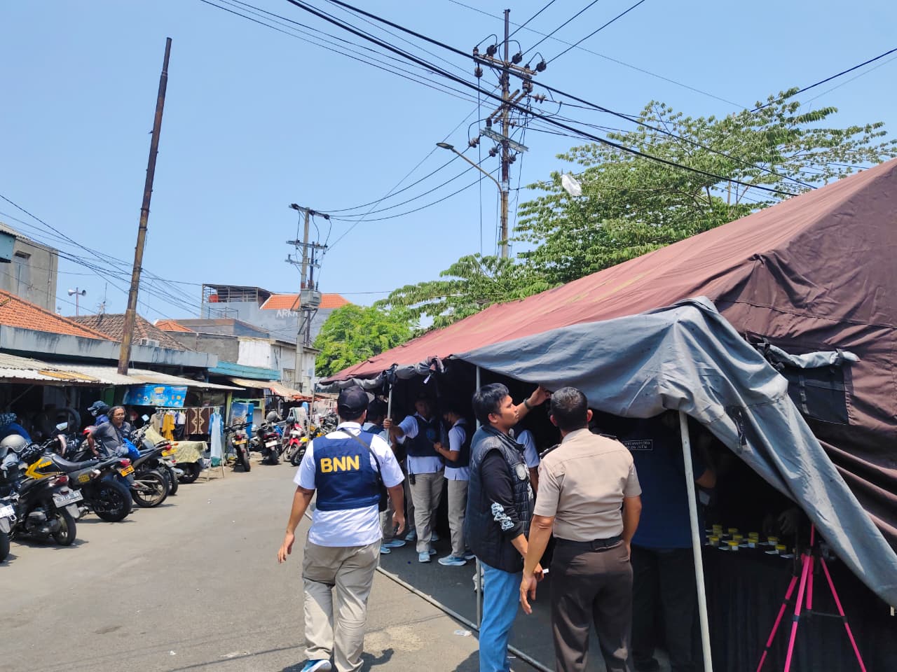 Kampung Narkoba Jalan Kunti Surabaya Digerebek Polisi, Belasan Pria Diamankan