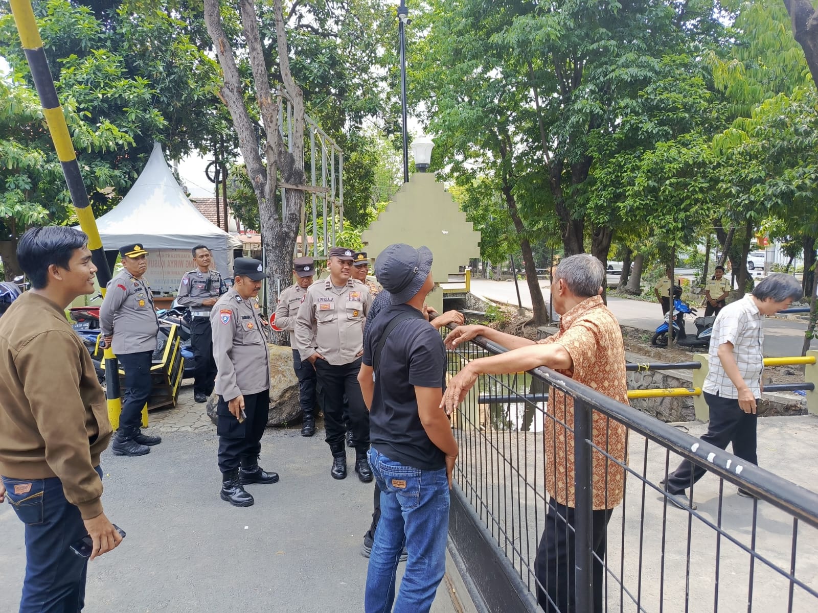 Polsek Gayungan Kawal Aksi Unjuk Rasa Korban Surat Ijo di Kantor BPN Jatim