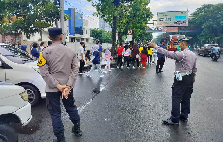 Polsek Gayungan Kawal Ribuan Warga Ikuti Jalan Sehat Dies Natalis Universitas PGRI Adi Buana Surabaya