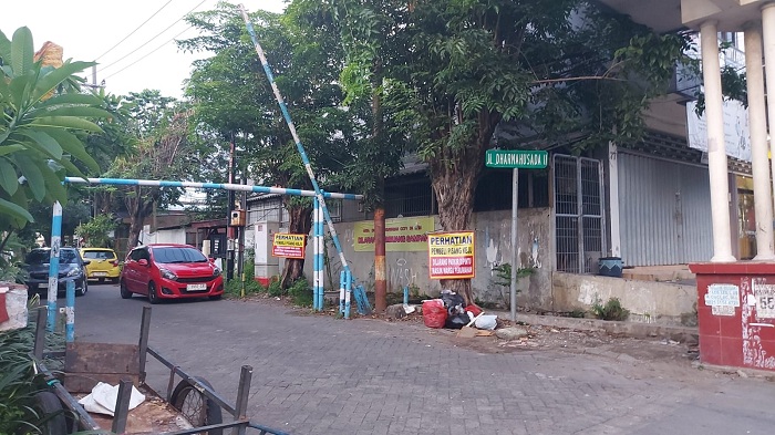 Kemacetan Akibat Pisang Keju Viral di Dharmahusada II, Warga Protes Parkir Sembarangan