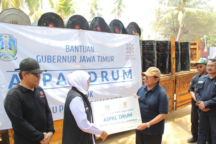 Pemkab Sumenep Terima 500 Drum Aspal dari Pemprov Jatim untuk Perbaikan Jalan Desa
