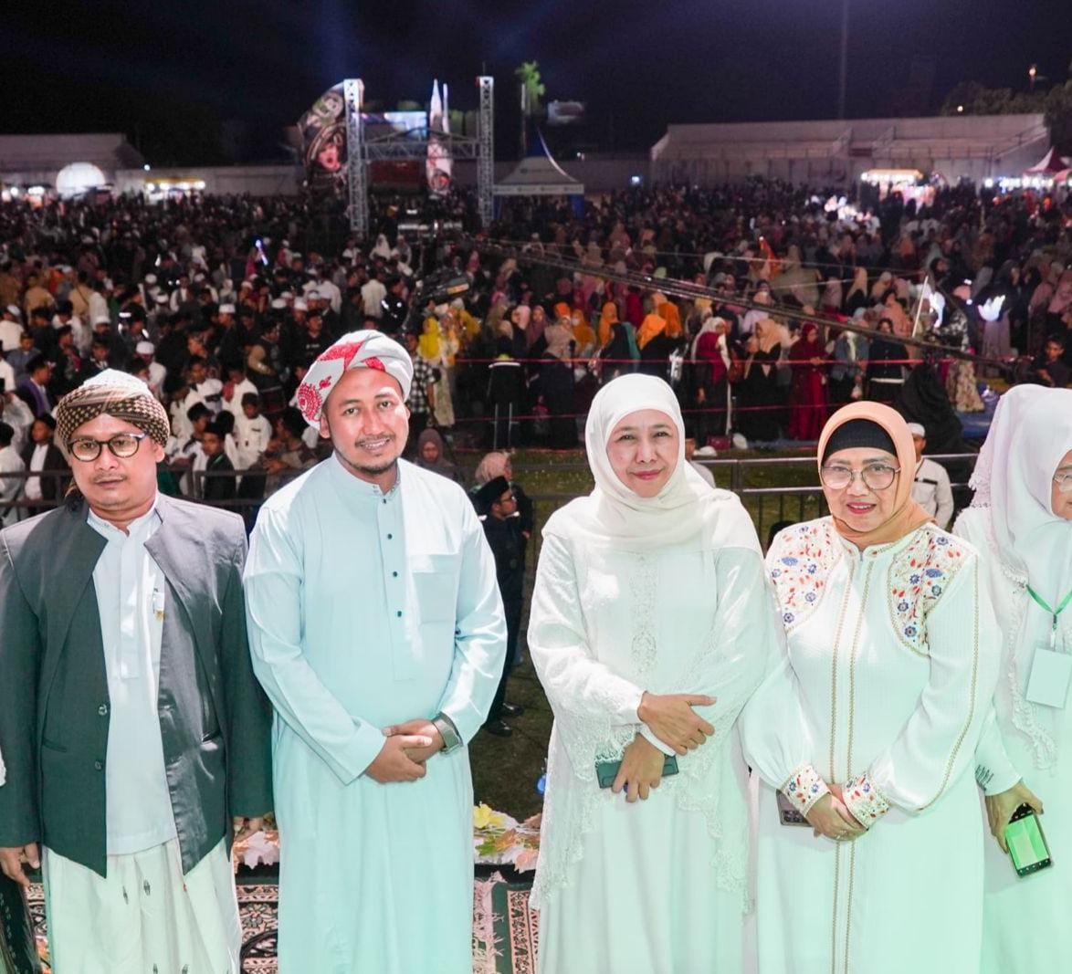 Khofifah Berselawat Larut Syahdu Bersama Lautan Masyarakat di Lumajang, Ini Pesannya