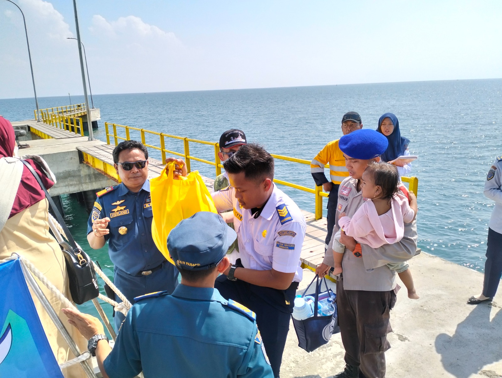 Polisi Bantu Gendong Pemudik Cilik Masuk Kapal Bima Sakti 