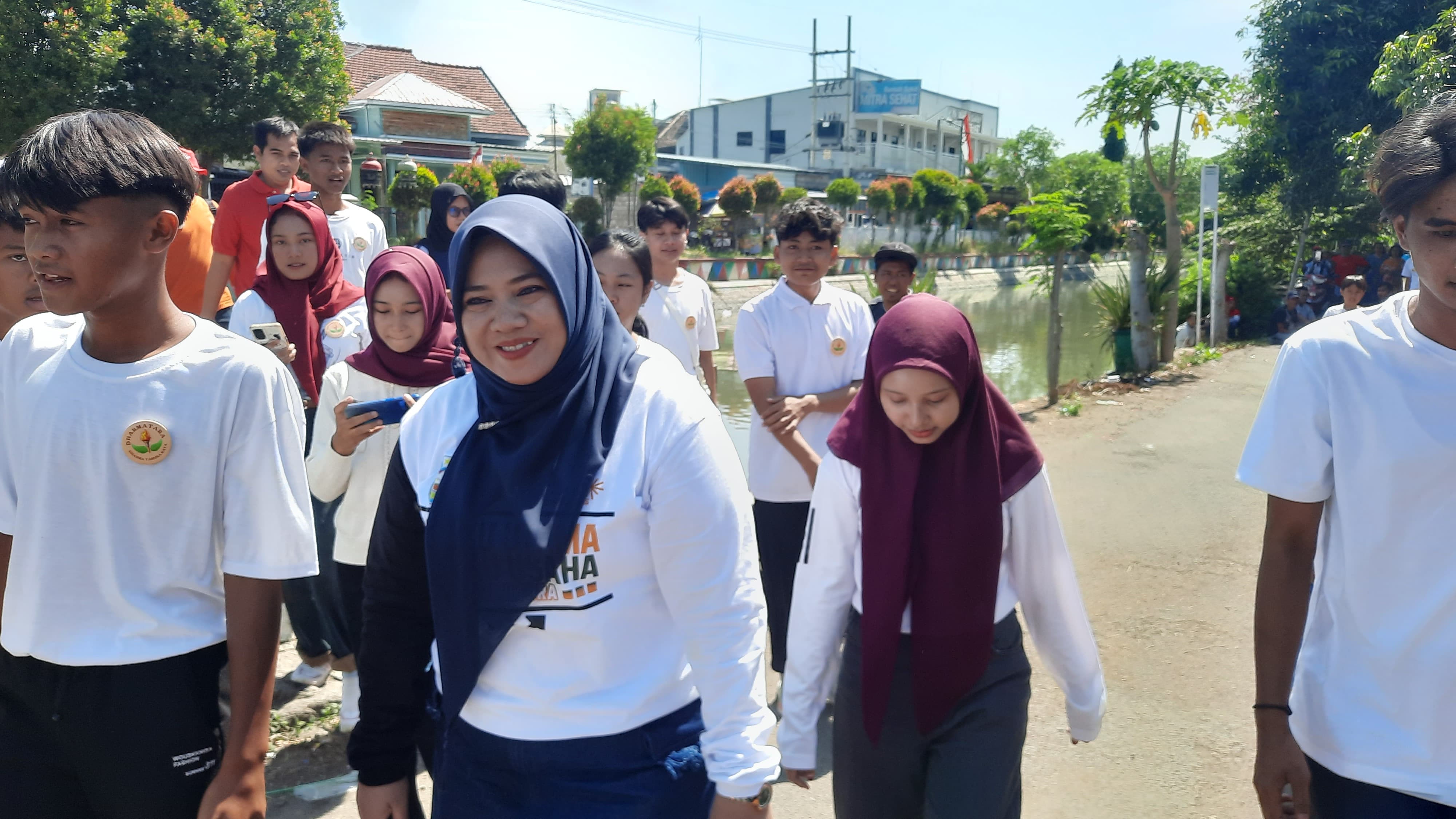 Anggota Komisi E DPRD Jatim dan Wabup Ulfi Kompak Jalan Santai Bersama Ratusan Warga Mimbaan