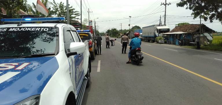 Pemotor Asal Krembung Tewas Tabrak Truk Parkir di Pungging Mojokerto