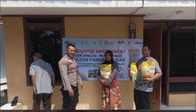 Polres Nganjuk Salurkan 5 Ton Beras SPHP Lewat Gerakan Pangan Murah di Tiga Kecamatan