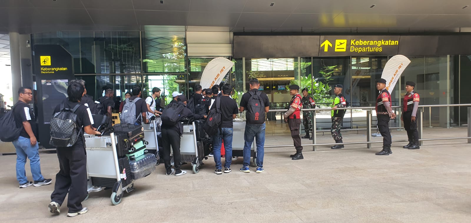 Responsif dan Humanis, Polres Kediri Kota Kawal Mobilitas Penumpang di Bandara Dhoho